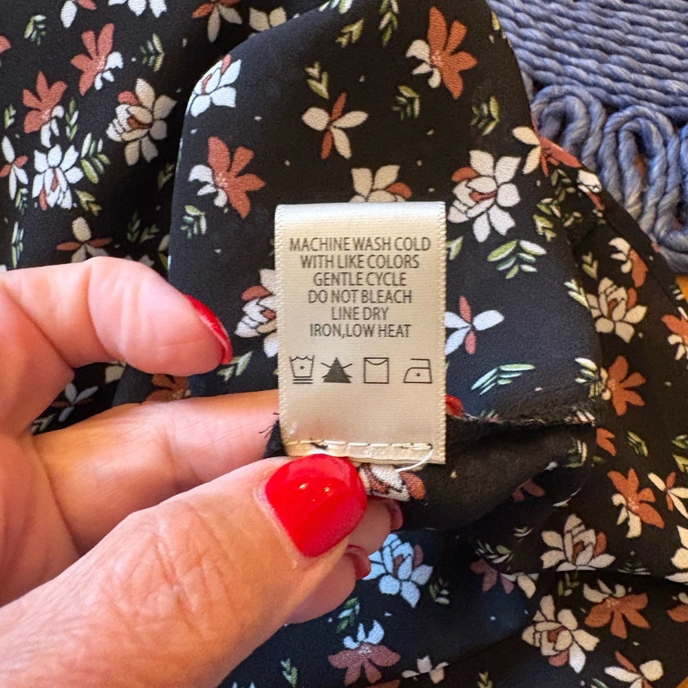 Max Studio Black and White Flutter Sleeve Blouse - Picture 4 of 9